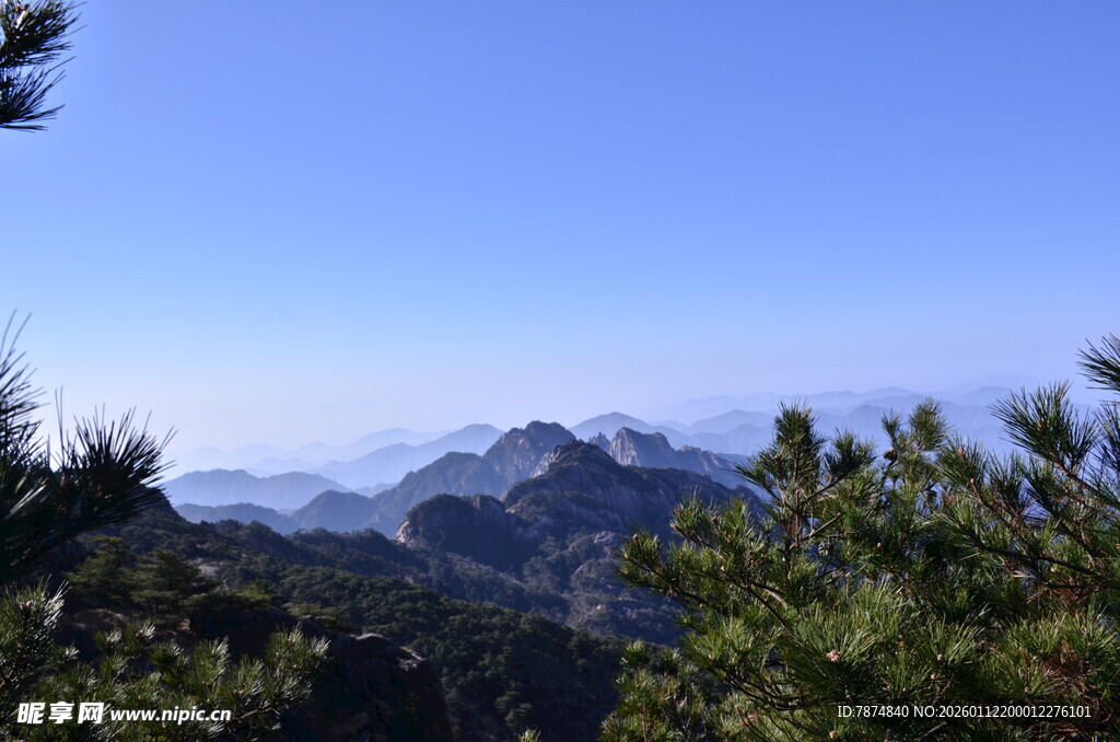 山巅远眺之秀丽山林景色
