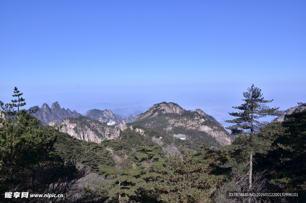 青山绿树间的秀丽山景