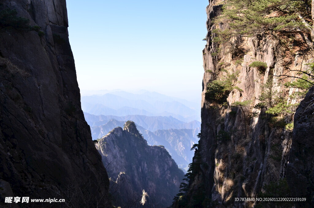 峡谷间的壮丽山景