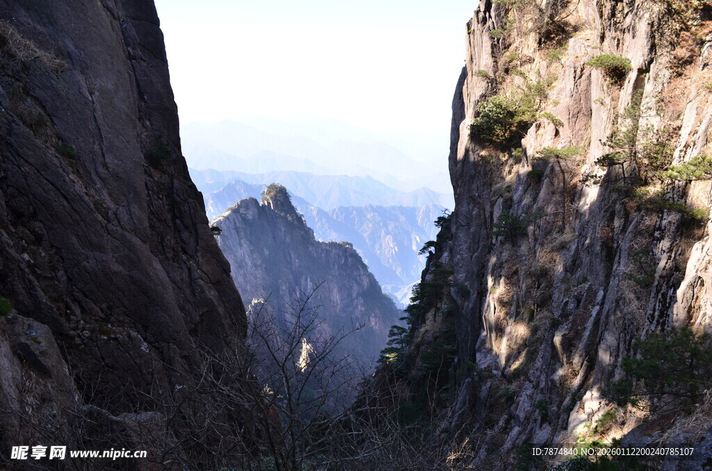 峡谷间壮丽的山景奇观