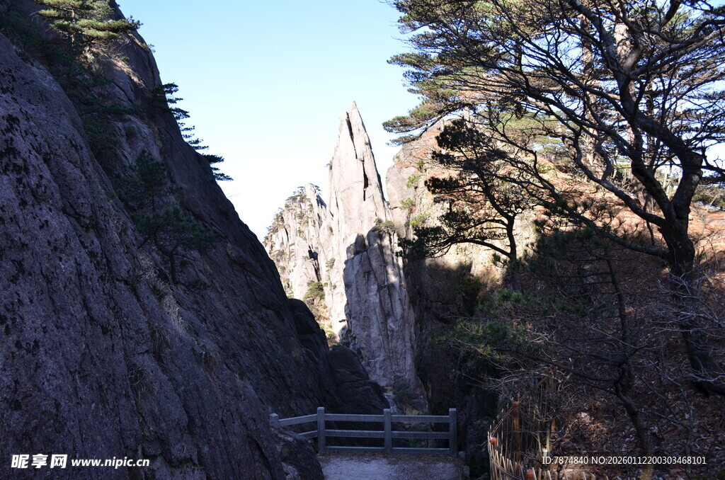 山间狭窄通道风景
