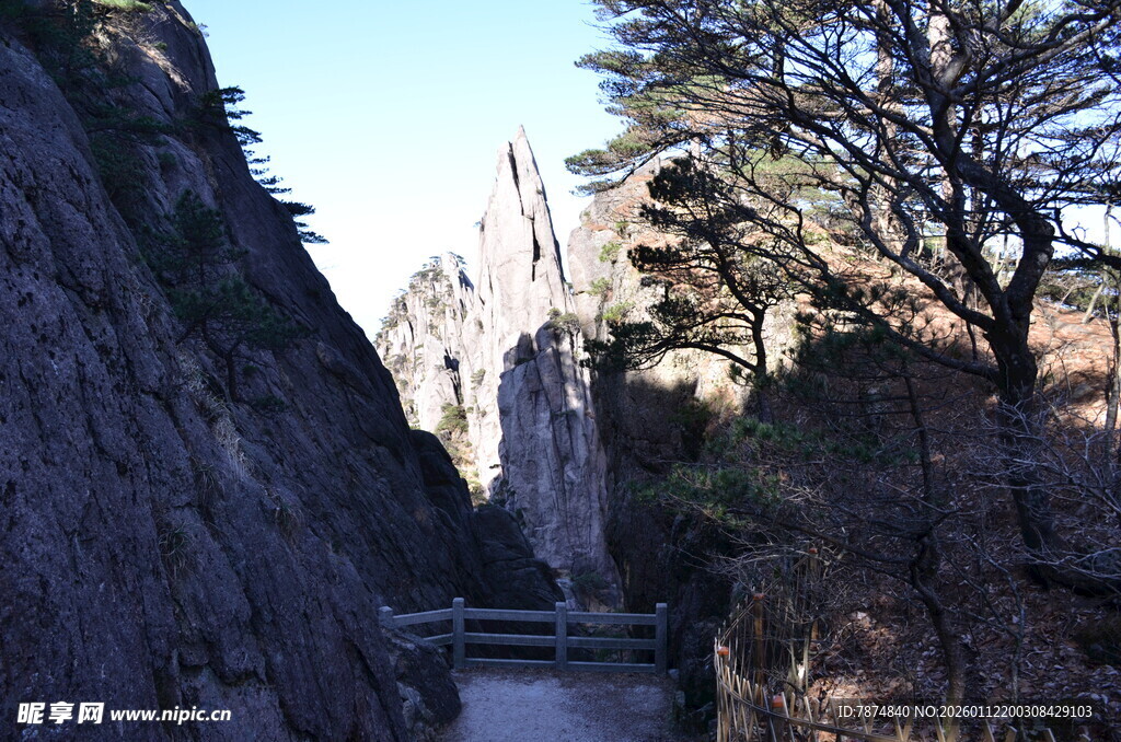 山间狭窄栈道风景