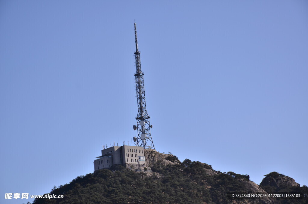 山顶高耸的通信发射塔