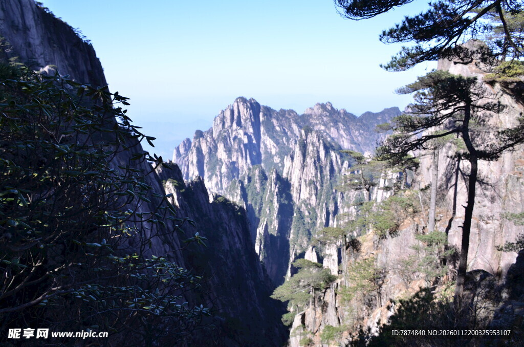 黄山奇峰峻岭风景图