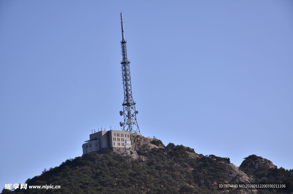 山顶上的高耸通信塔
