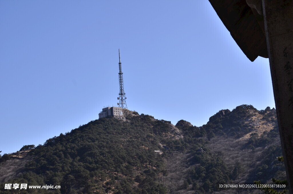山顶矗立的高耸信号塔