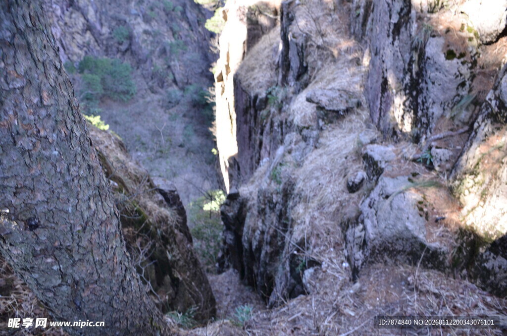 峡谷岩壁缝隙景色