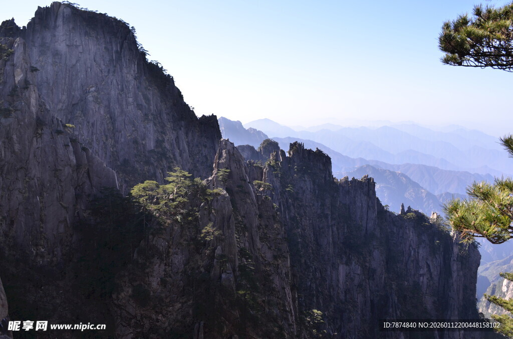 巍峨峻峭的壮丽山峰