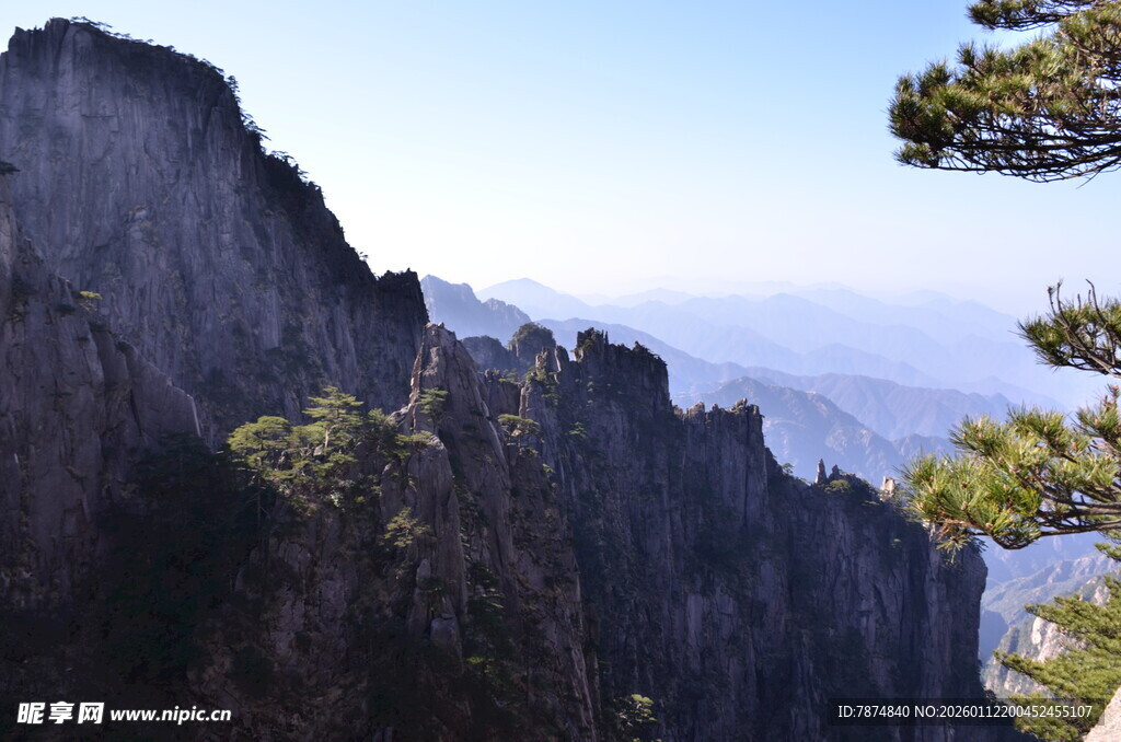 巍峨险峻的壮丽山景