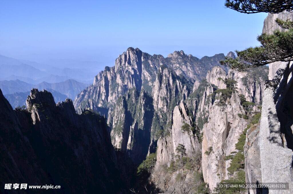 壮丽黄山山峰全景图