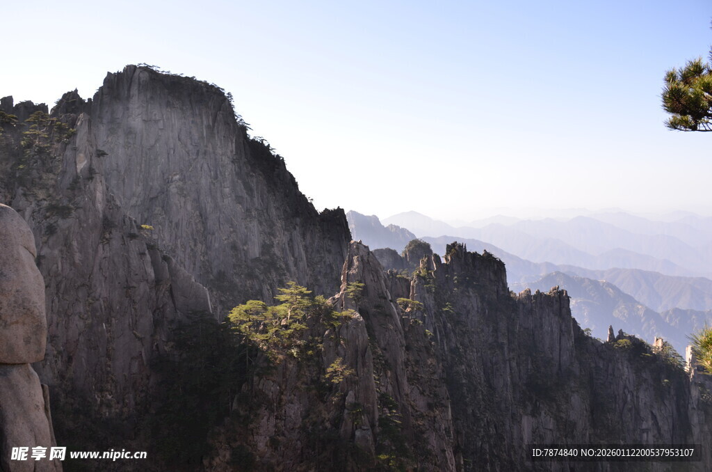 巍峨峻峭的壮丽山峰
