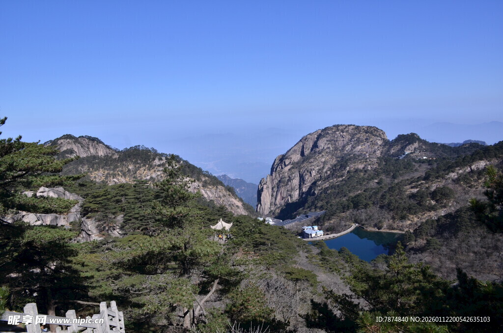 壮美山景与山间湖泊