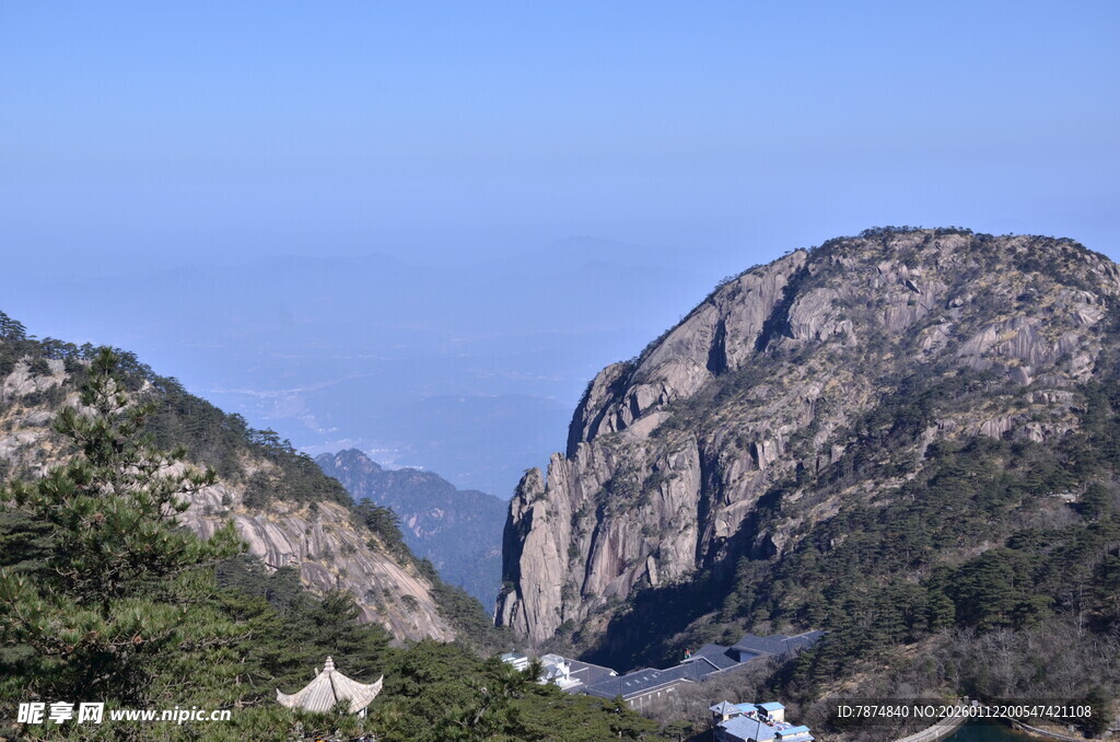 巍峨山峦间的自然景致