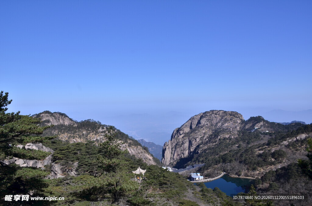 壮美山景与湖的秀丽风光