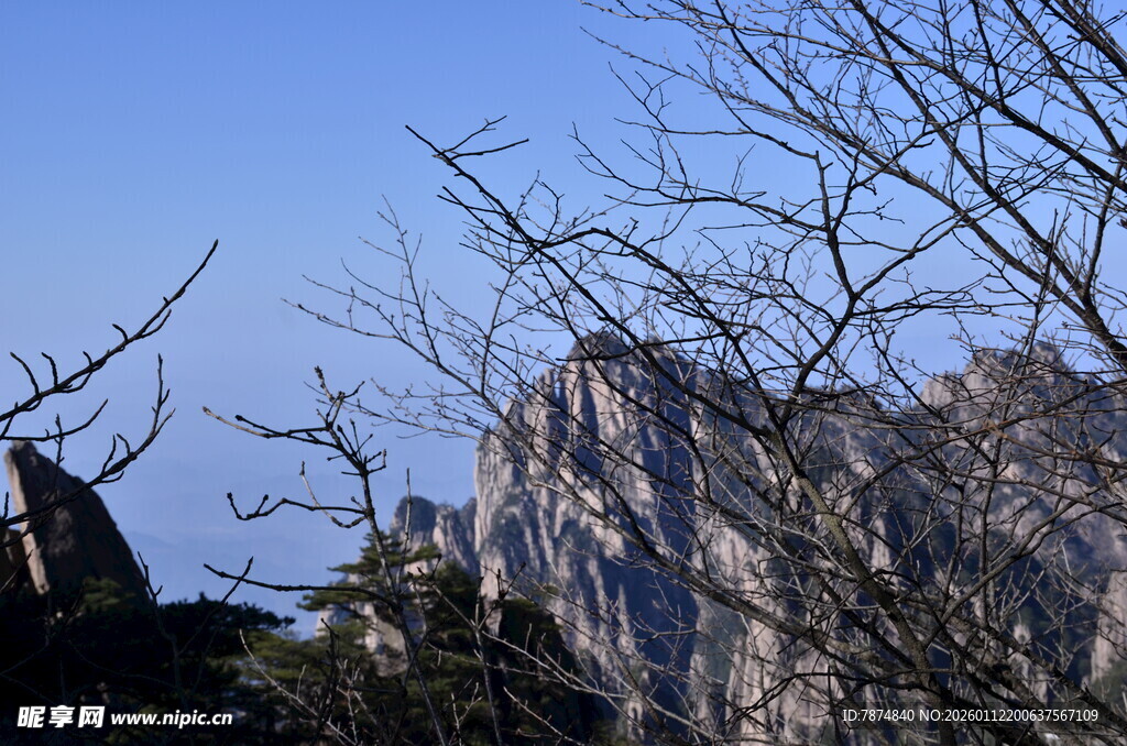 巍峨山石映蓝天