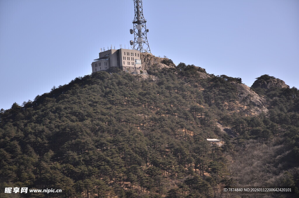 山顶通信塔景观