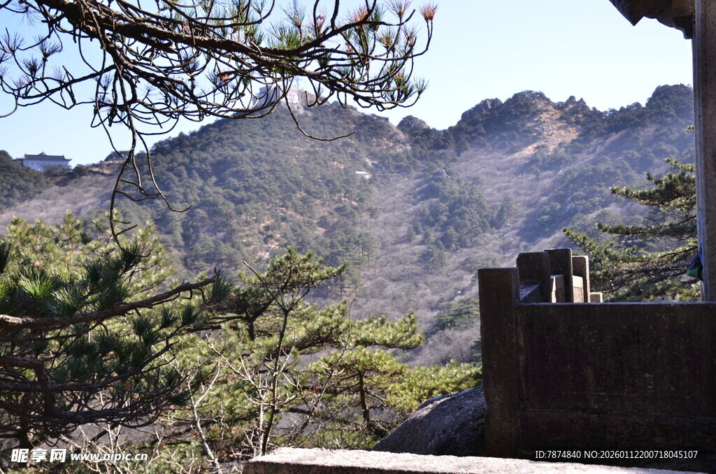 山间楼阁望壮丽山峦