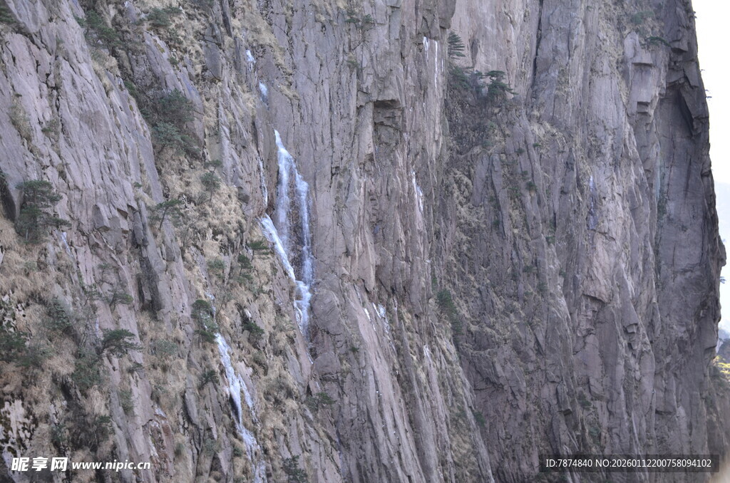 陡峭险峻的高山岩壁