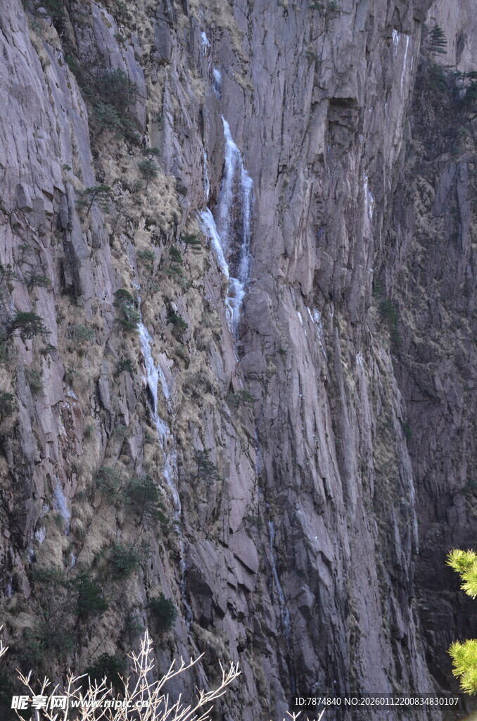 陡峭山壁间的自然景致
