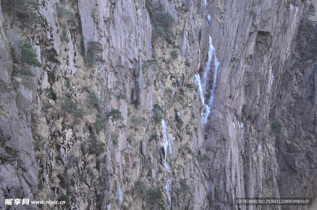 山间瀑布悬挂于峭壁
