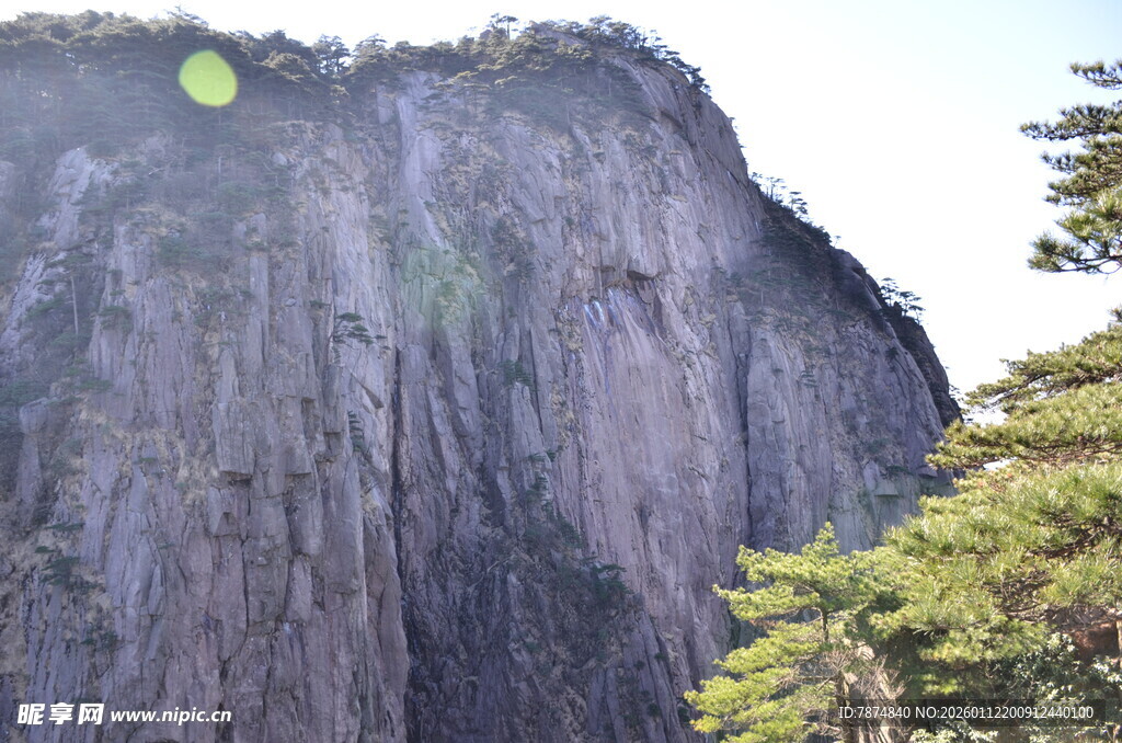 巍峨陡峭的壮观山崖