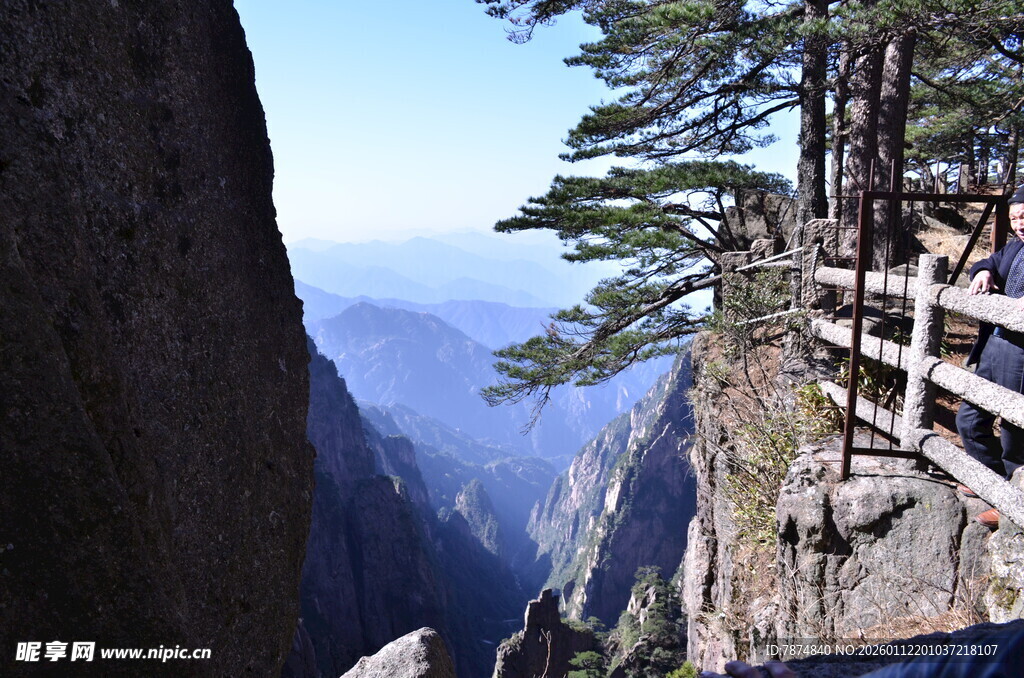 悬崖栈道旁的壮美山林景色