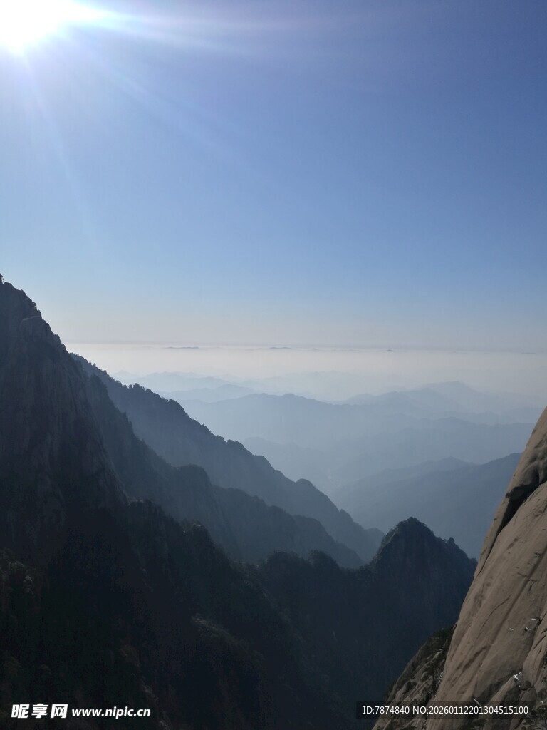 壮丽山景 阳光照耀的巍峨峰峦