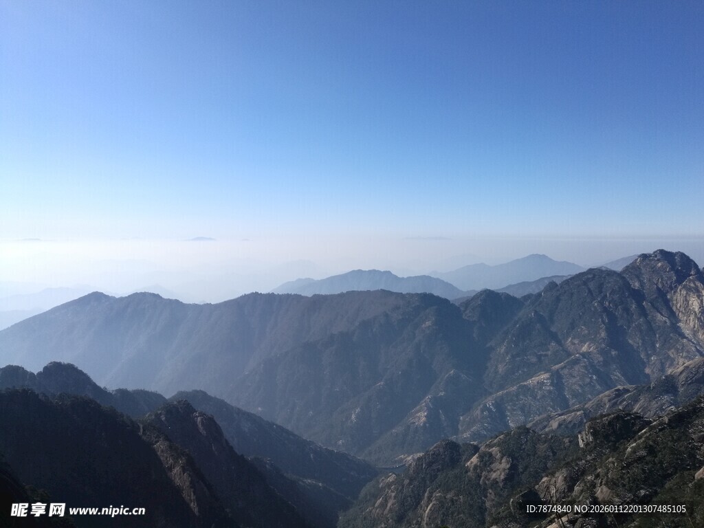 壮丽山景 蓝天映衬巍峨群山