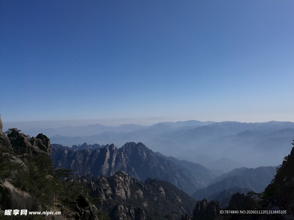 壮丽山景 蓝天映衬群山