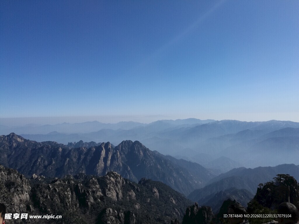 壮丽山景 蓝天映衬巍峨峰峦