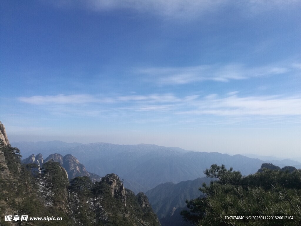 壮丽山景与蓝天白云