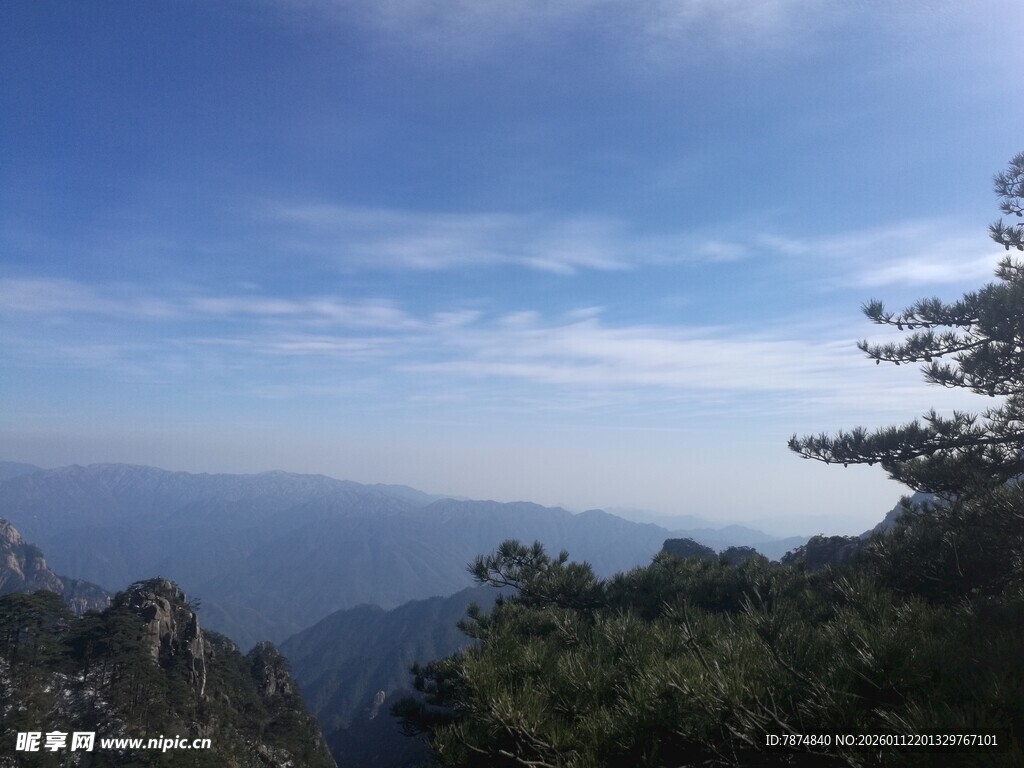 山巅之上的蓝天绿树景观