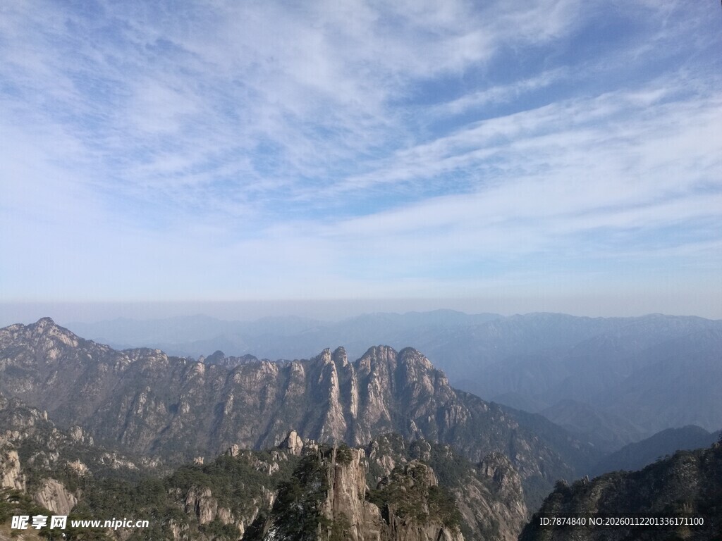 壮丽山景俯瞰蓝天白云