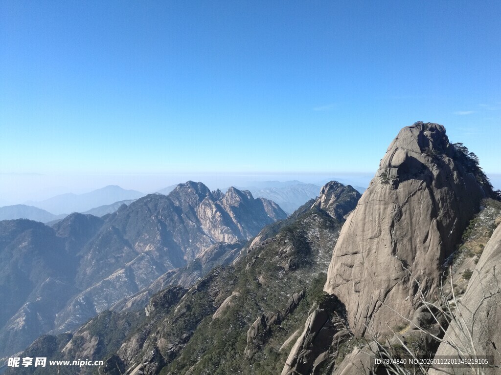 巍峨高山壮丽景致