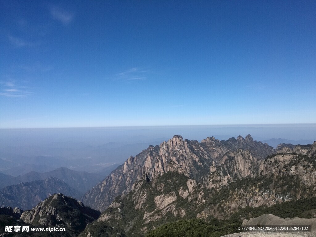 巍峨山峦映蓝天