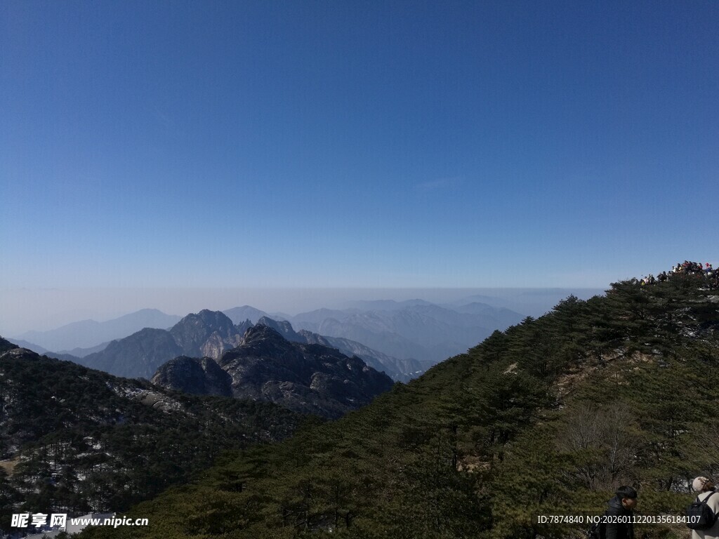 山峦蓝天壮丽自然景观