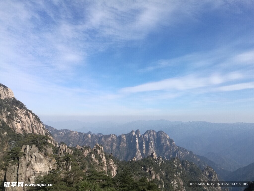 壮丽山景与蓝天云海