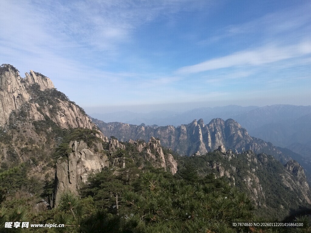 壮丽山景 蓝天白云下的奇峰