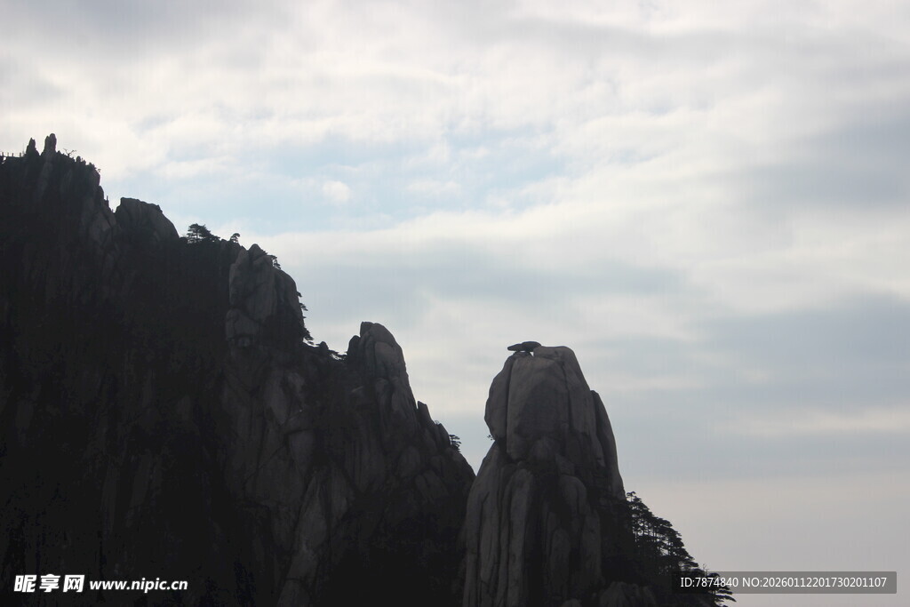 巍峨山峰映于天际