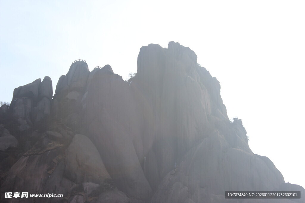 巍峨嶙峋的奇特山峰