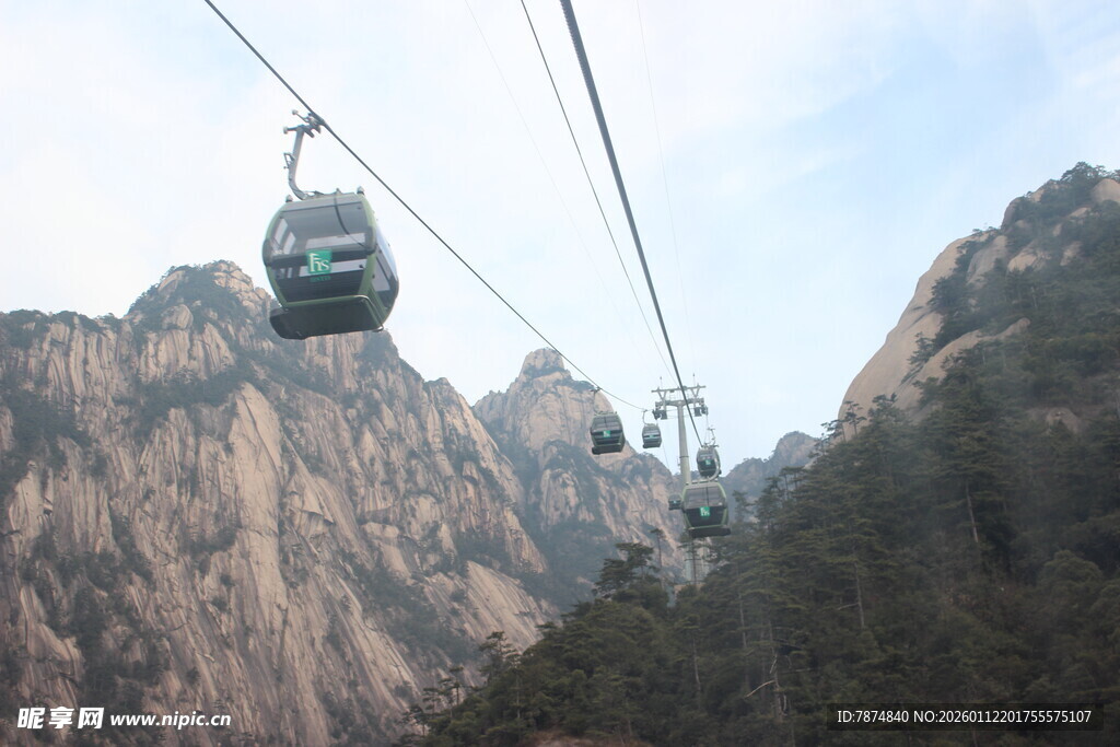 山间缆车穿梭壮丽美景
