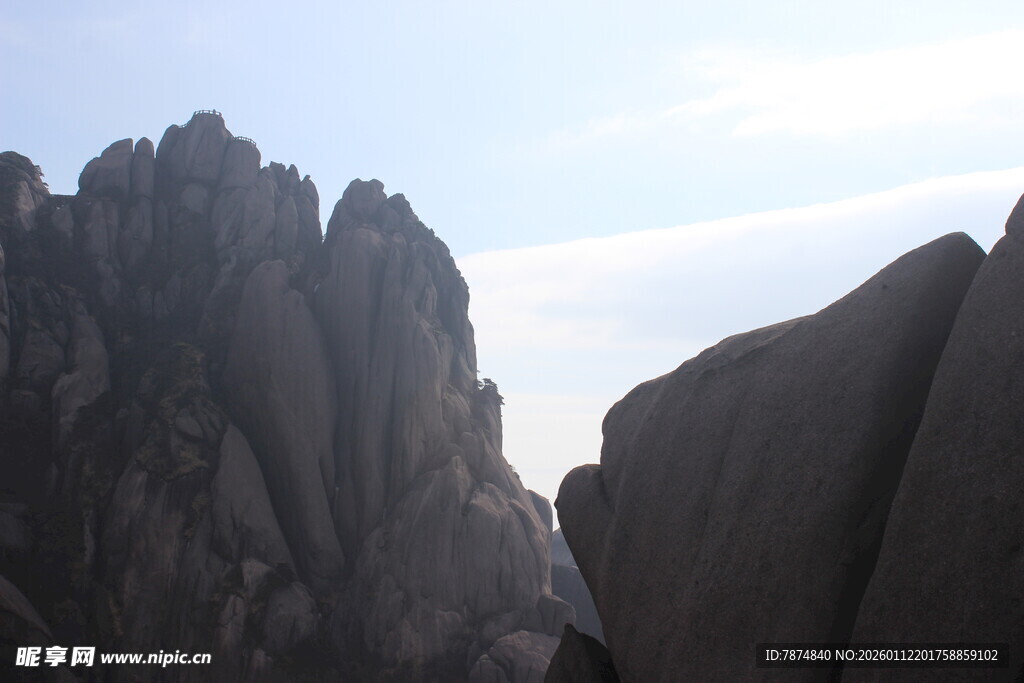巍峨峻峭的壮丽山峰