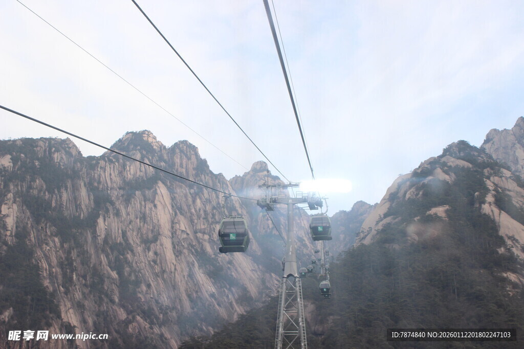 山间缆车穿梭壮丽山景