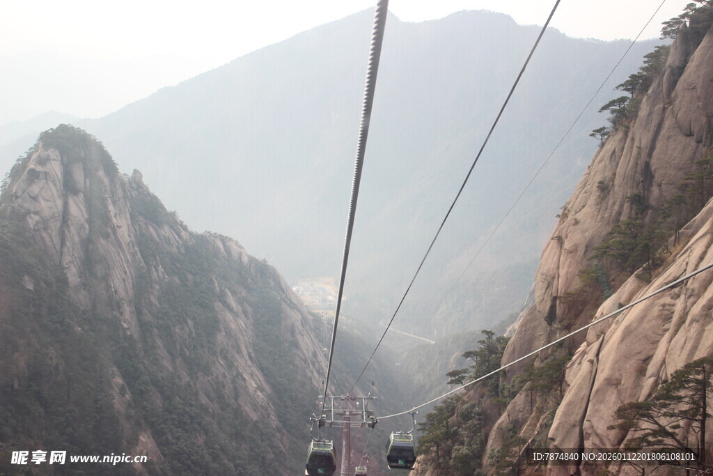 黄山索道穿行壮美山峦