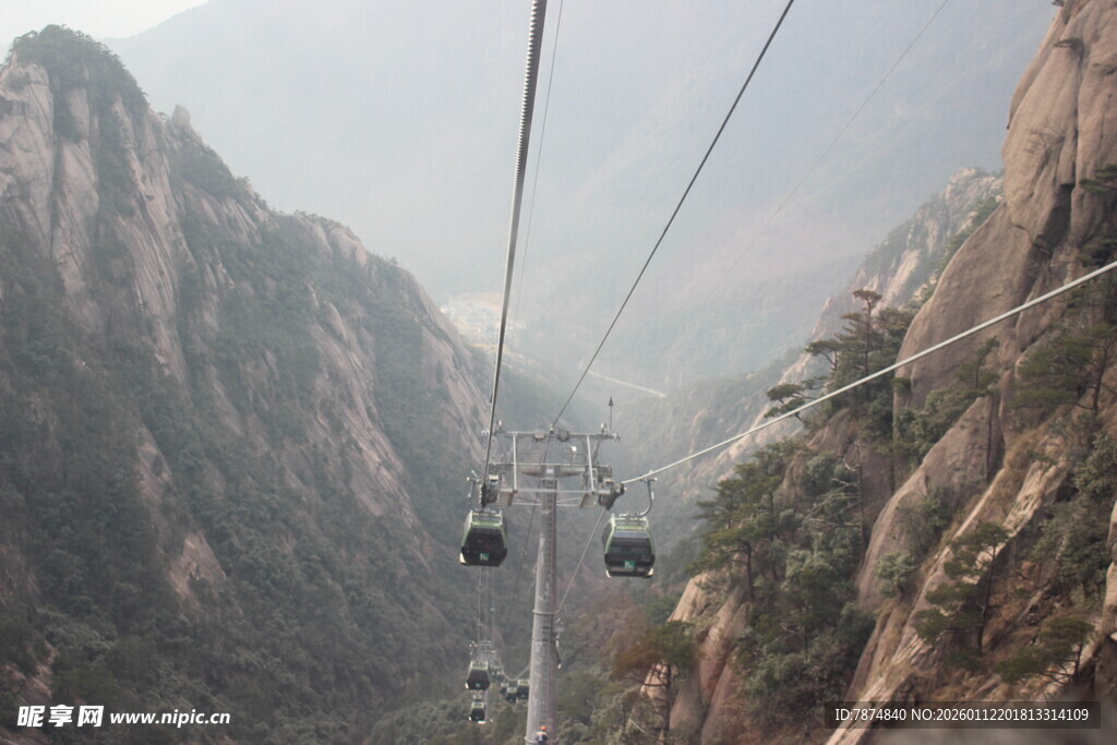 山间缆车穿梭壮丽山景