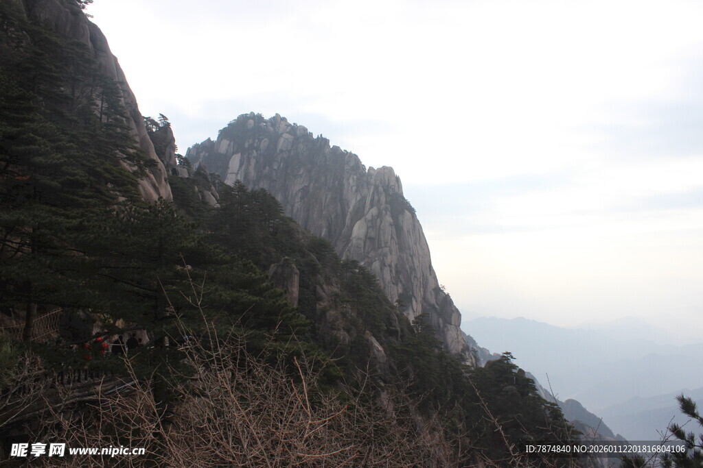 巍峨山峰景色壮丽