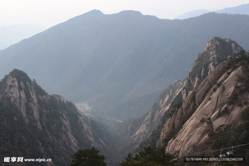 壮丽巍峨的高山景色