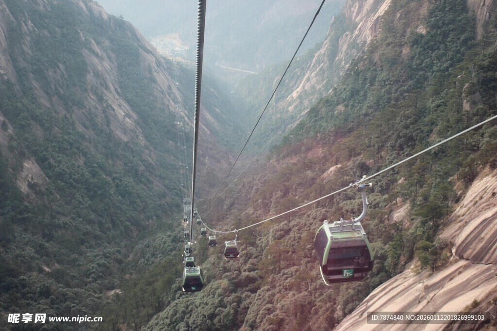 山间缆车穿梭于壮丽峡谷