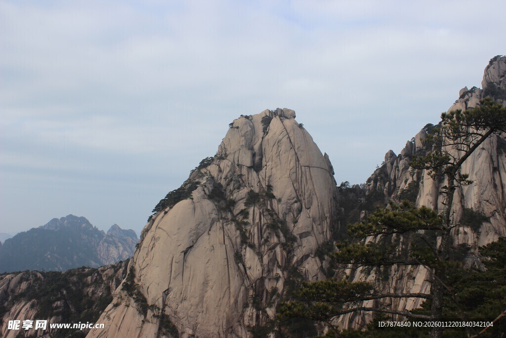 巍峨壮丽的山峰景观