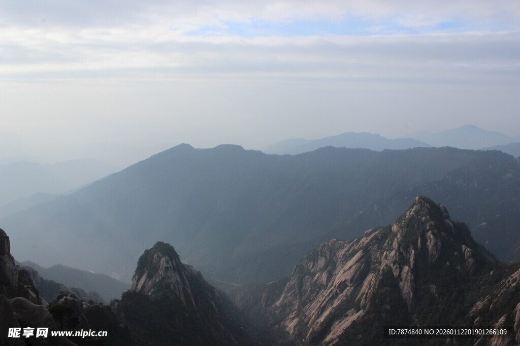 巍峨群山云雾缭绕之景